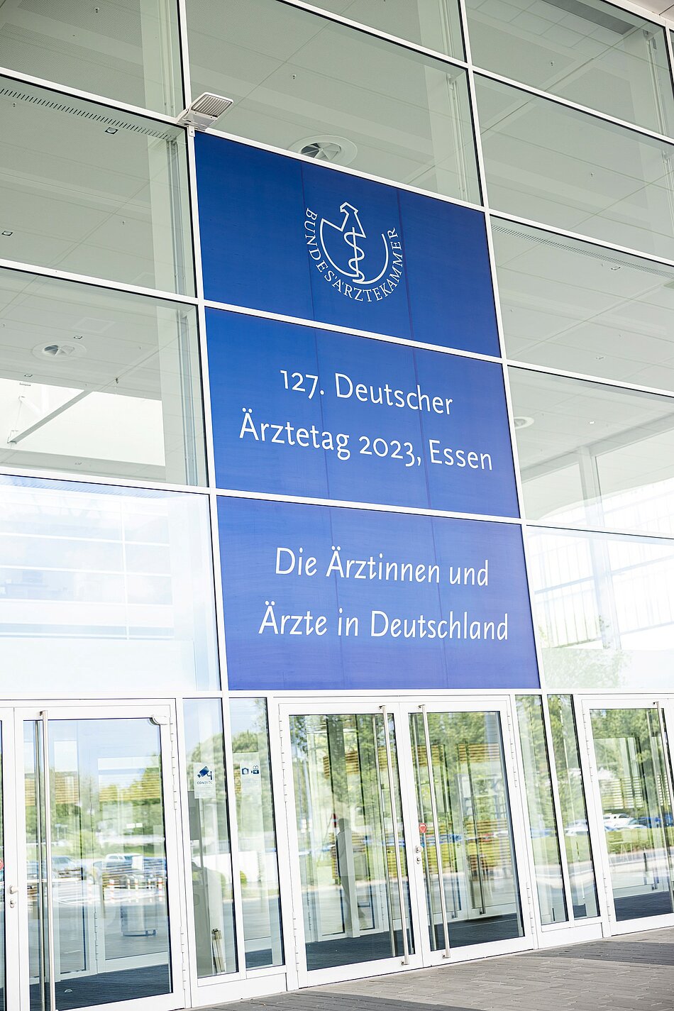 Eingang zur Messe Essen mit Banner der Bundesärztekammer