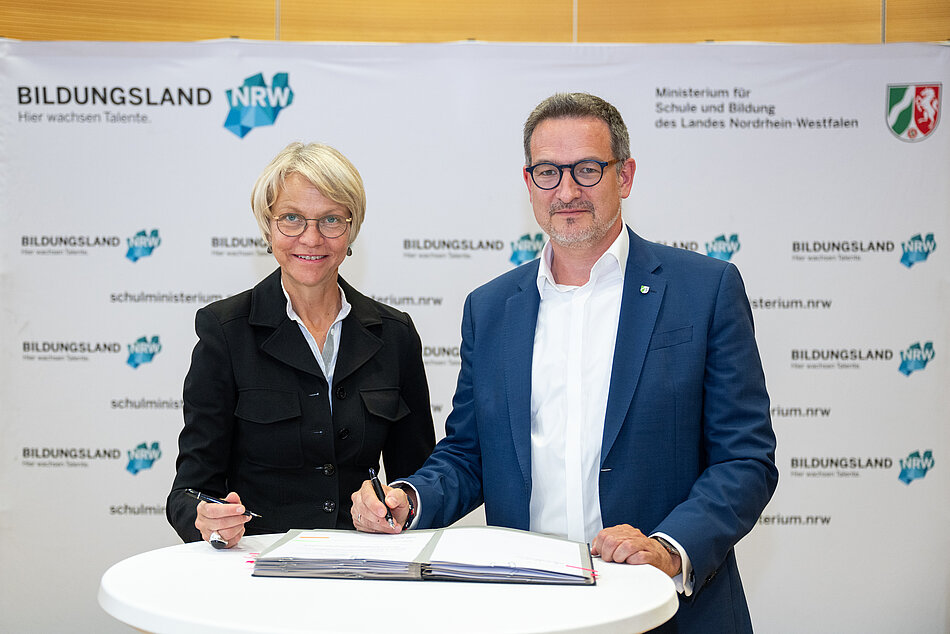 Landesschulministerin Dorothee Feller und Dr. Sven Dreyer