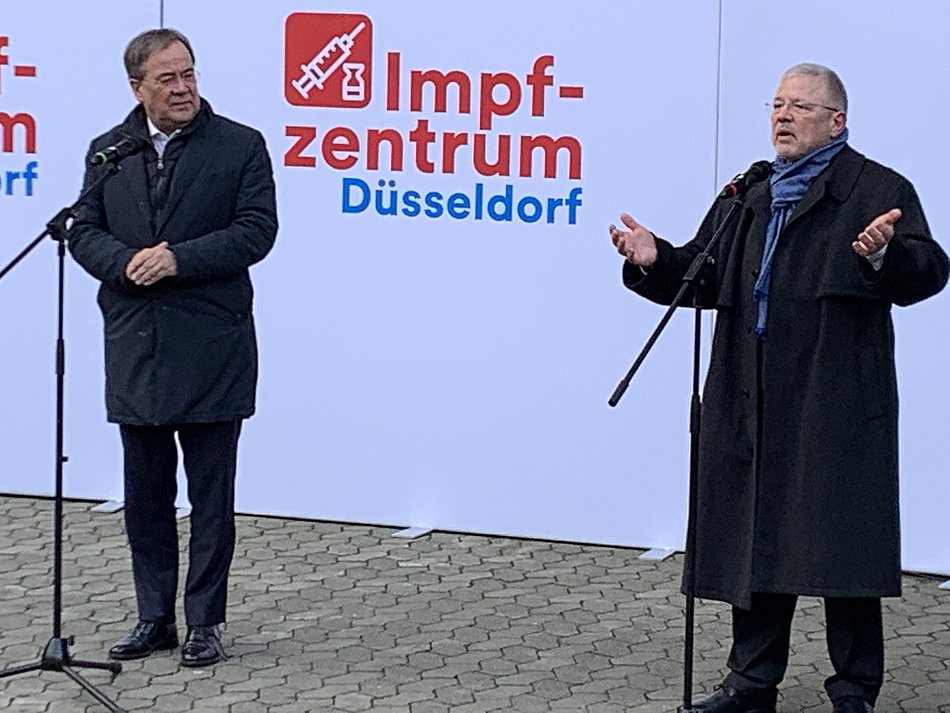 Armin Laschet und Dr. Frank Bergmann stehen vor dem Impfzentrum Düsseldorf