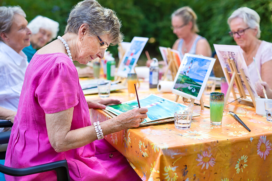 Seniorinnen malen Bilder