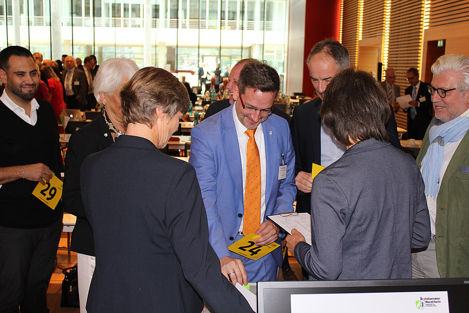 Stimmabgabe bei der Wahl des Präsidenten der Ärztekammer Nordrhein auf der Konstituierenden Kammerversammlung am 7.9.2019 in Düsseldorf. Im Vordergrund: Dr. Sven Dreyer