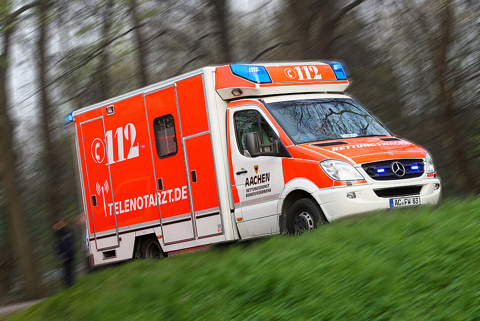 Rettungswagen in Aachen mit integriertem Telenotarztsystem fährt auf Straße