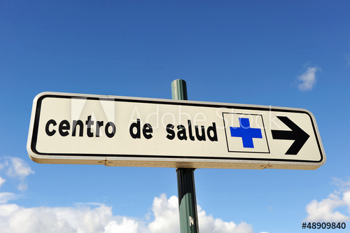 Hinweisschild eines Krankenhauses in Spanien