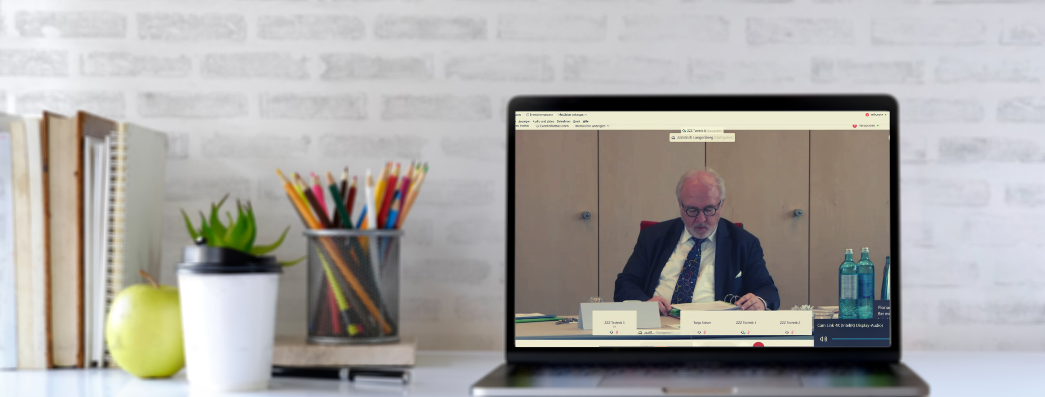 Laptop mit Video der Kammerversammlung (November 2020)