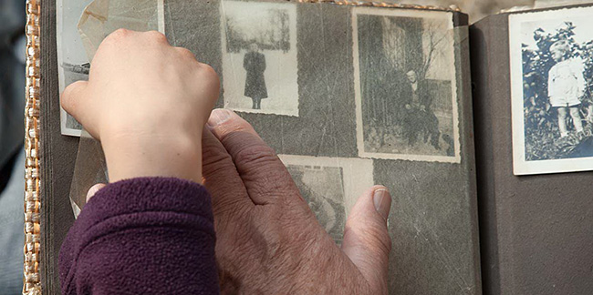 Hände auf Fotoalbum demenz02a-650.jpg