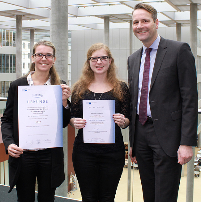 gruppenbild-ihk-urkunde-2017-650.jpg